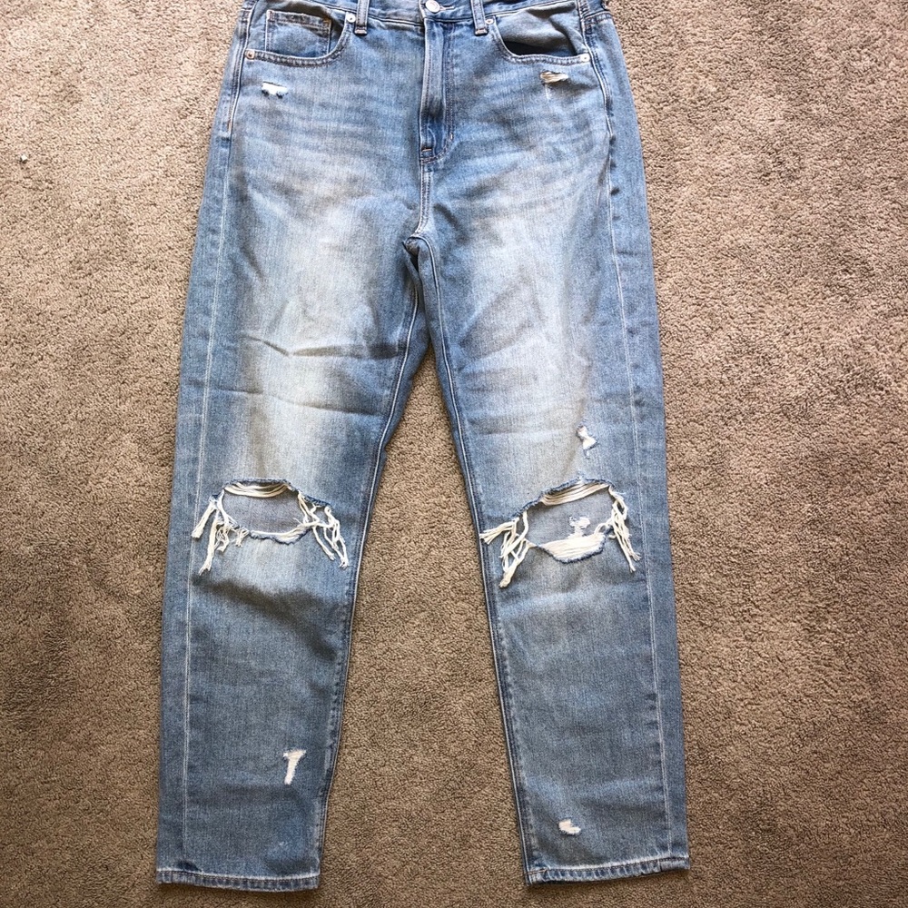 American Eagle Outfitters women’s mom jeans
